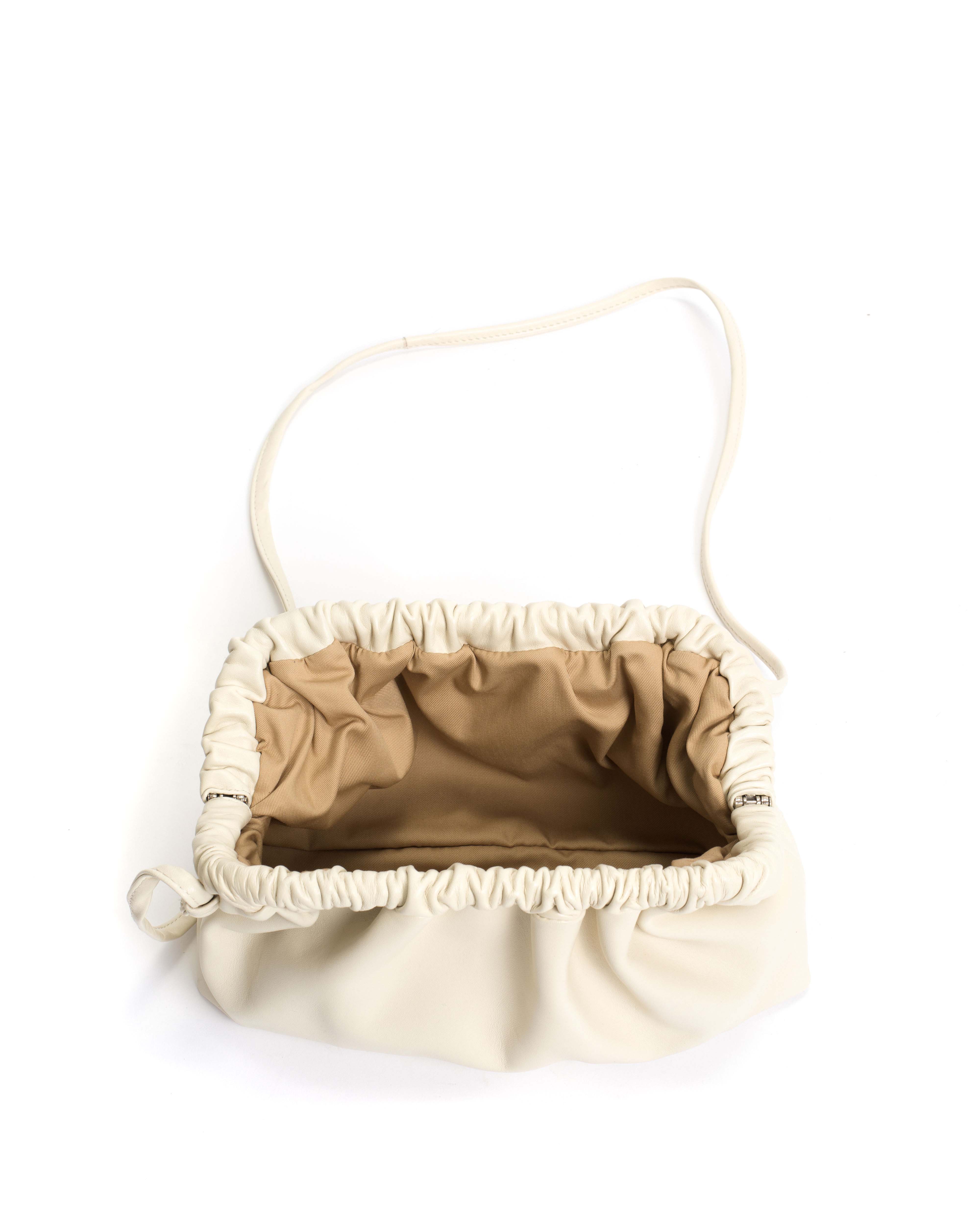 Hally classic cloud bag Shiny lamb White sand - Image 4