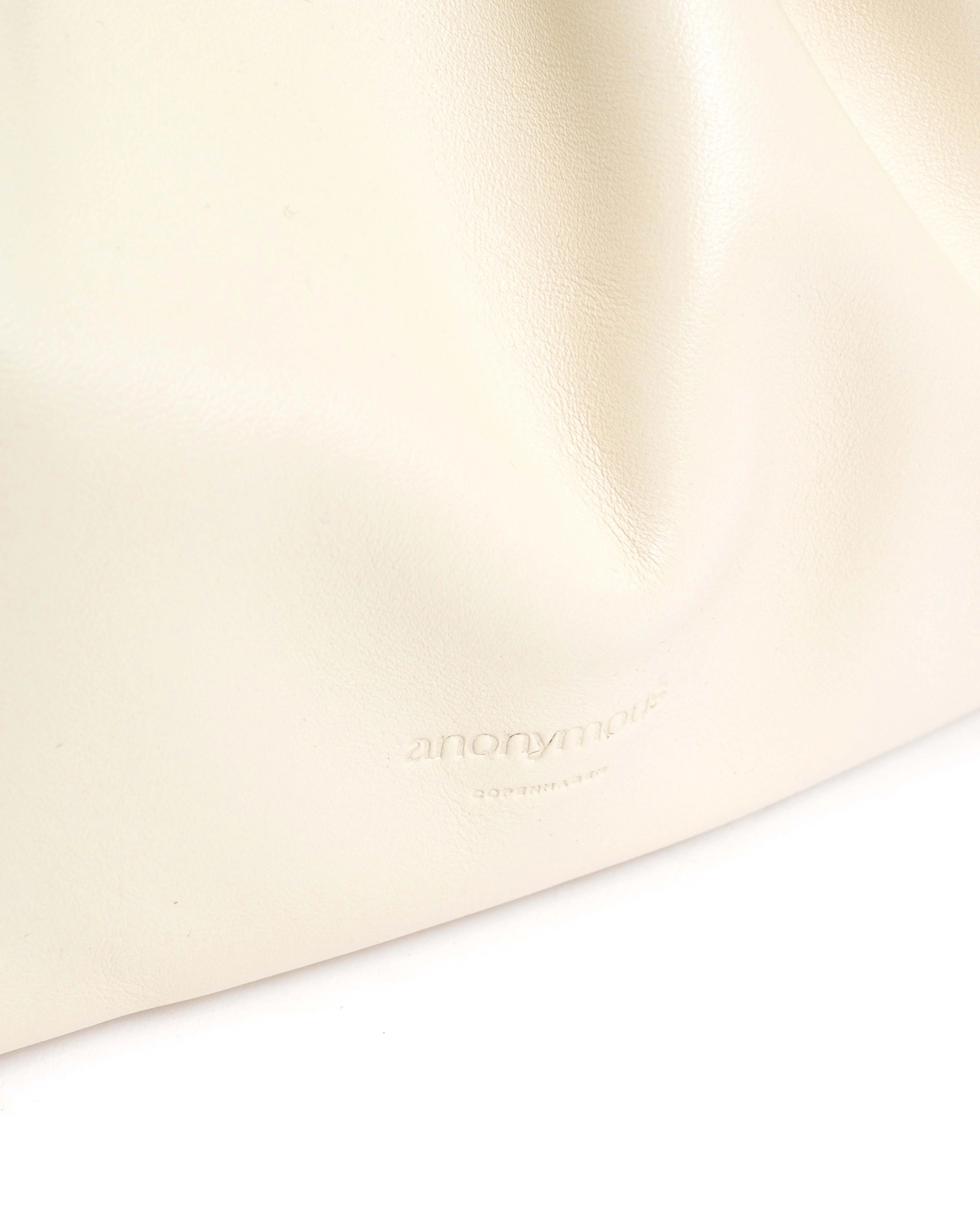 Hally classic cloud bag Shiny lamb White sand - Image 6