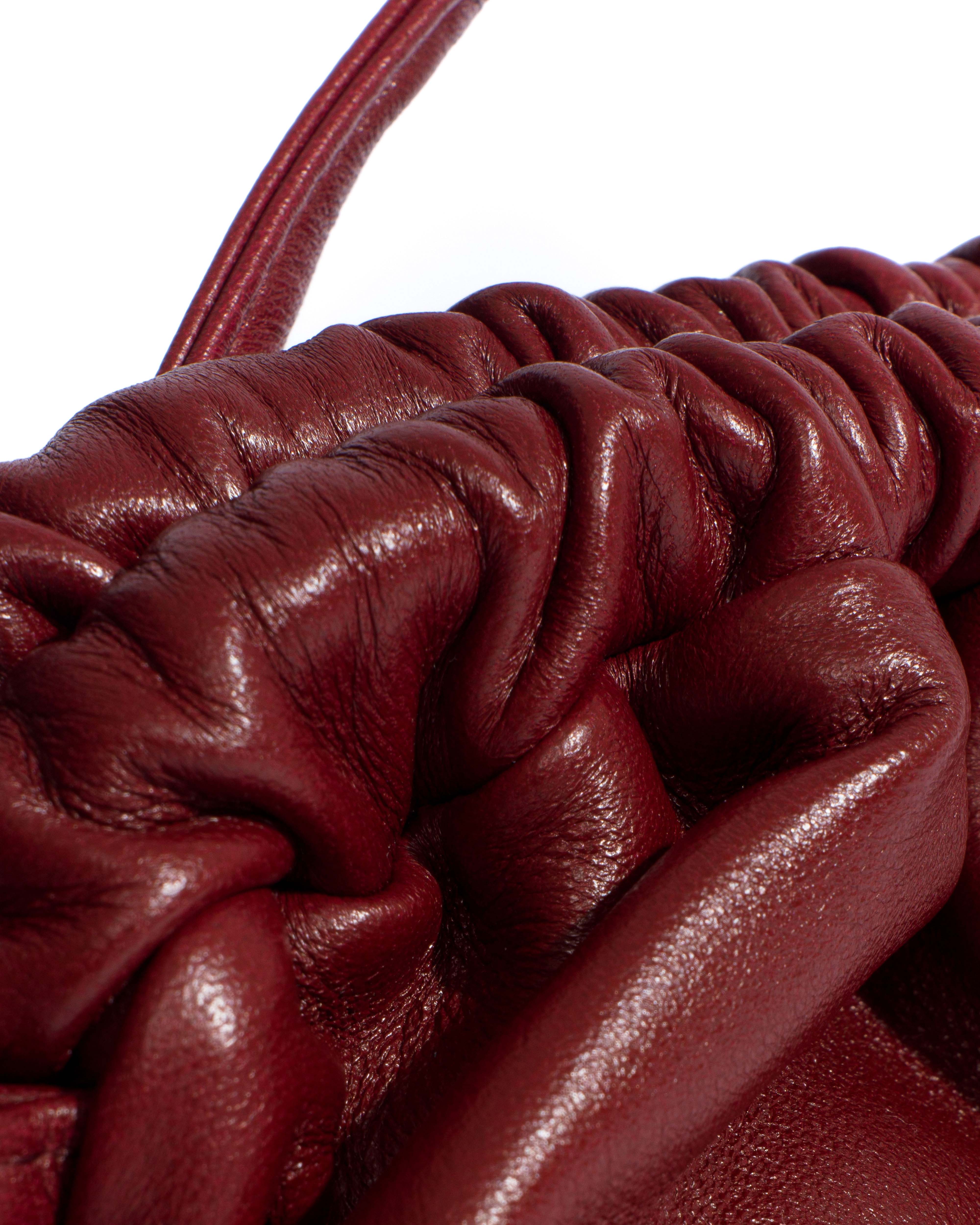 Hally petite cloud bag Shiny lamb Pomegranate - Image 4