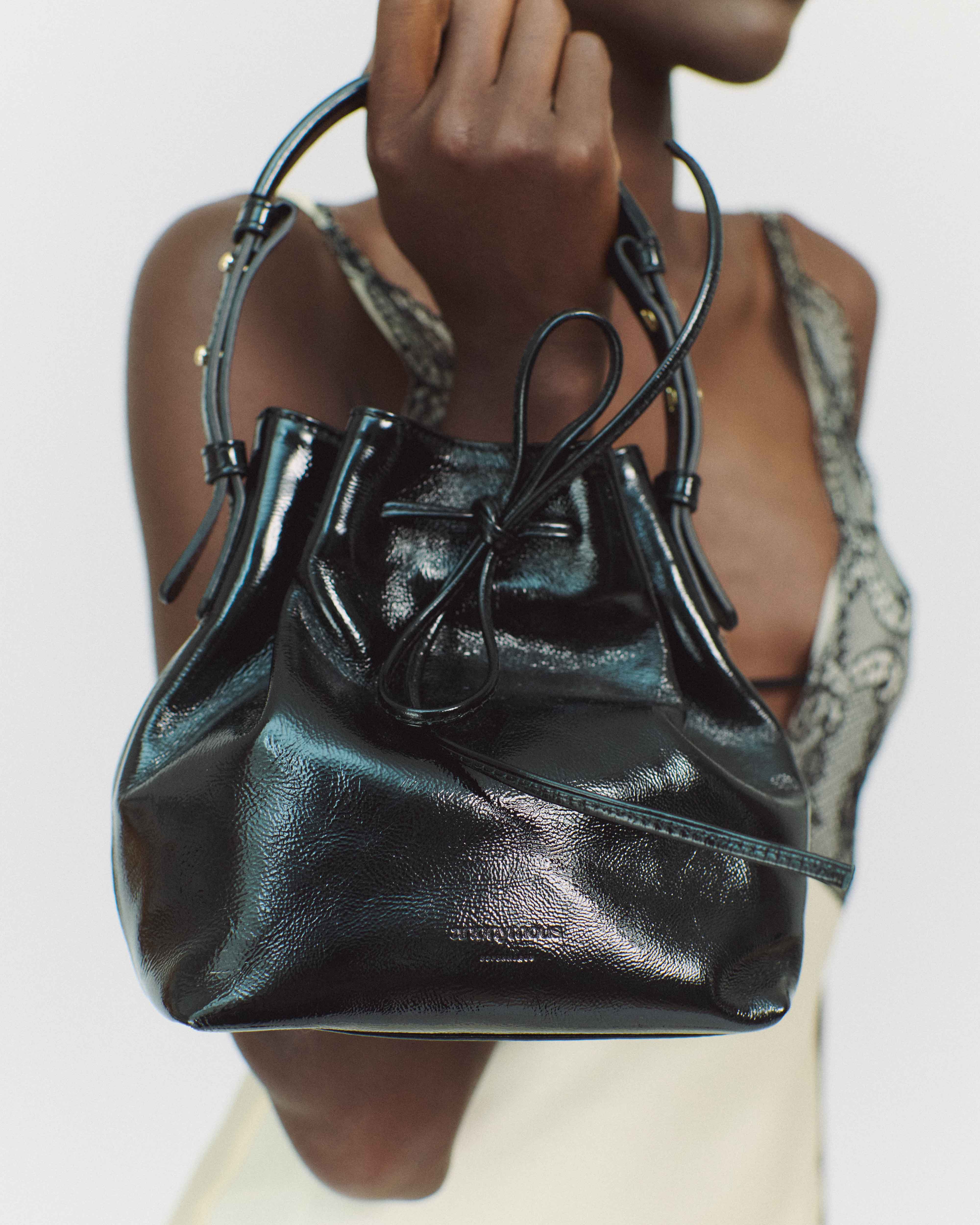 Kacey petite bucket bag Crinkled polished goat Black - Image 3