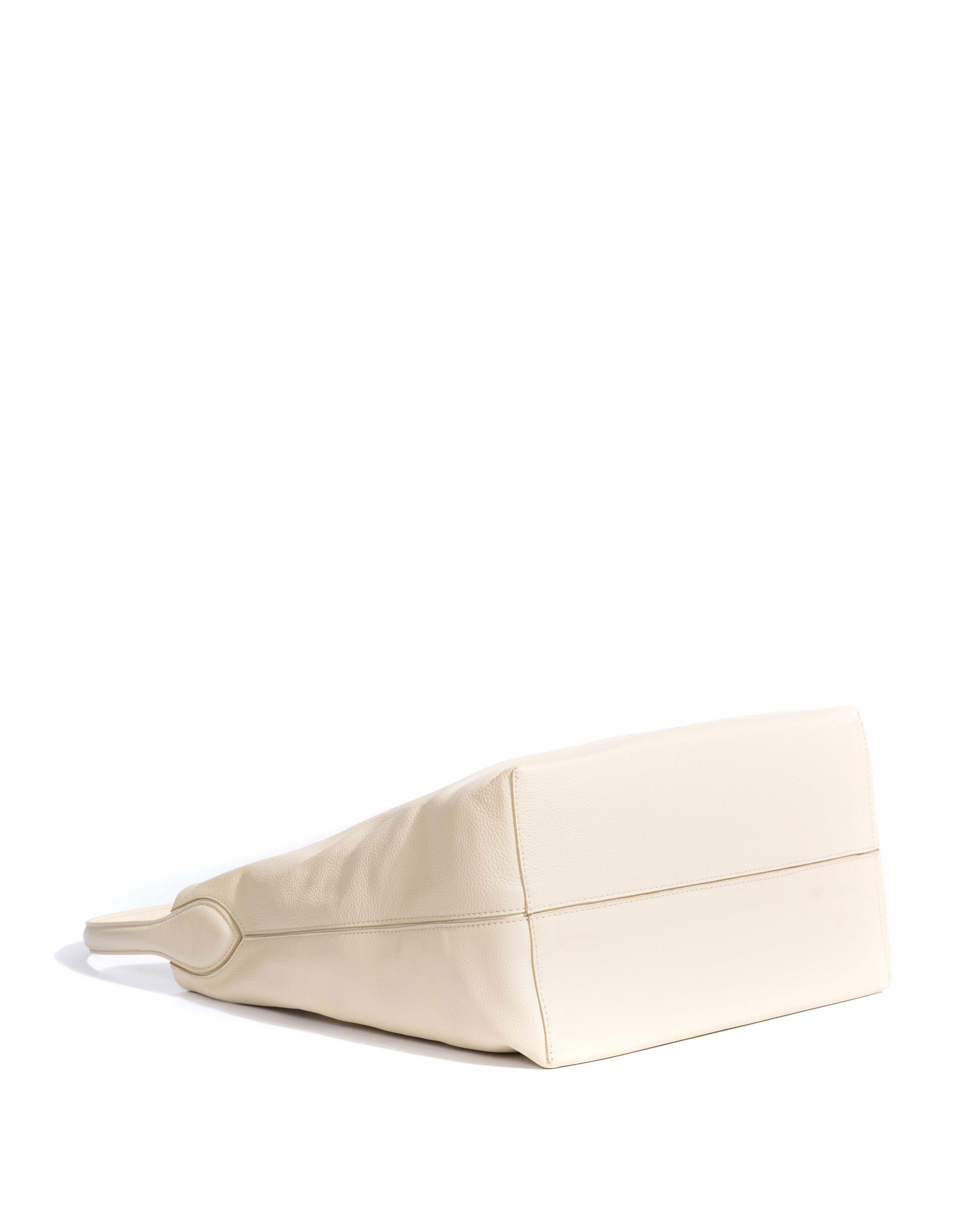 Versa slouchy everyday bag Pebbled soft calf White sand - Image 4